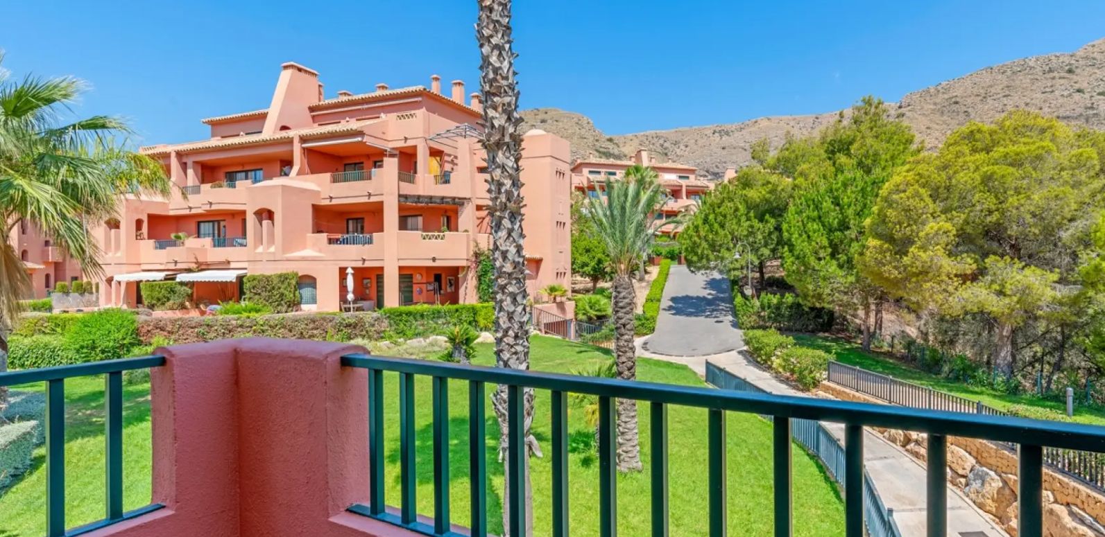 Lujosos apartamentos con terraza y vistas al mar