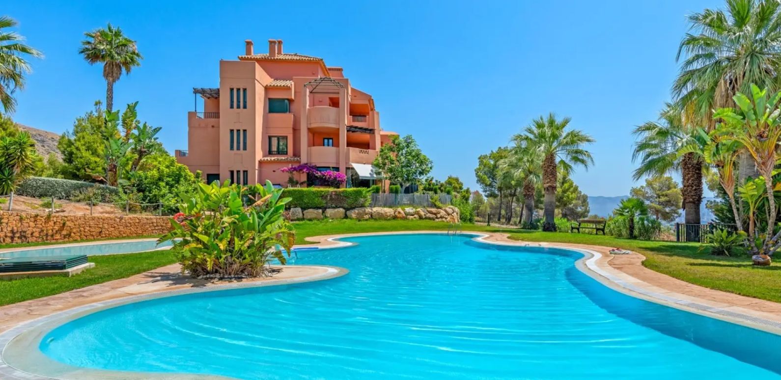 Lujosos apartamentos con terraza y vistas al mar