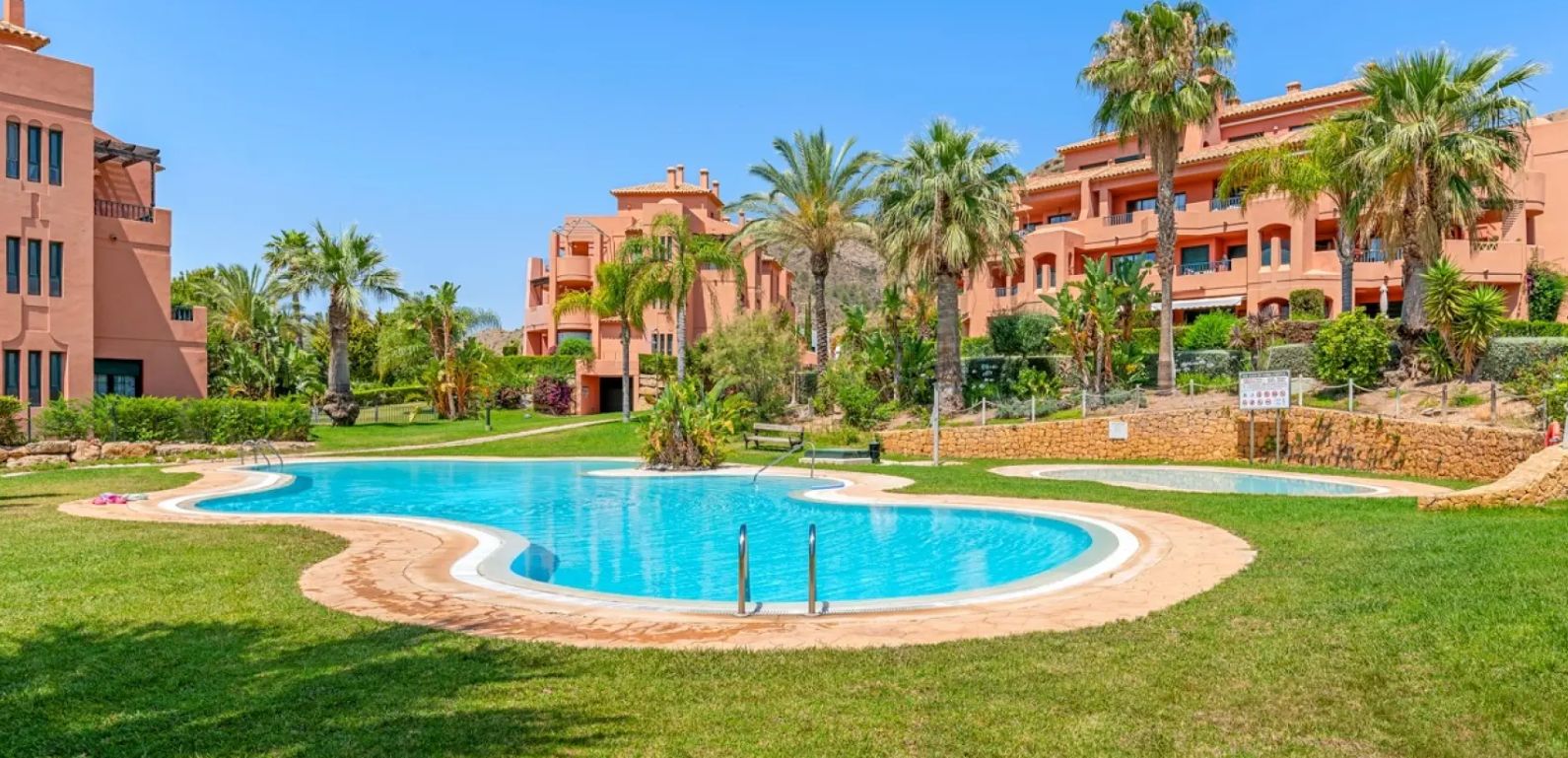 Lujosos apartamentos con terraza y vistas al mar