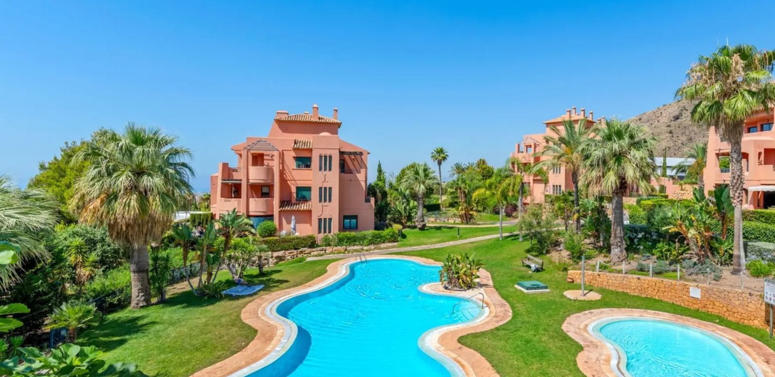 Lujosos apartamentos con terraza y vistas al mar