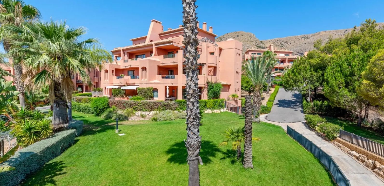 Lujosos apartamentos con terraza y vistas al mar