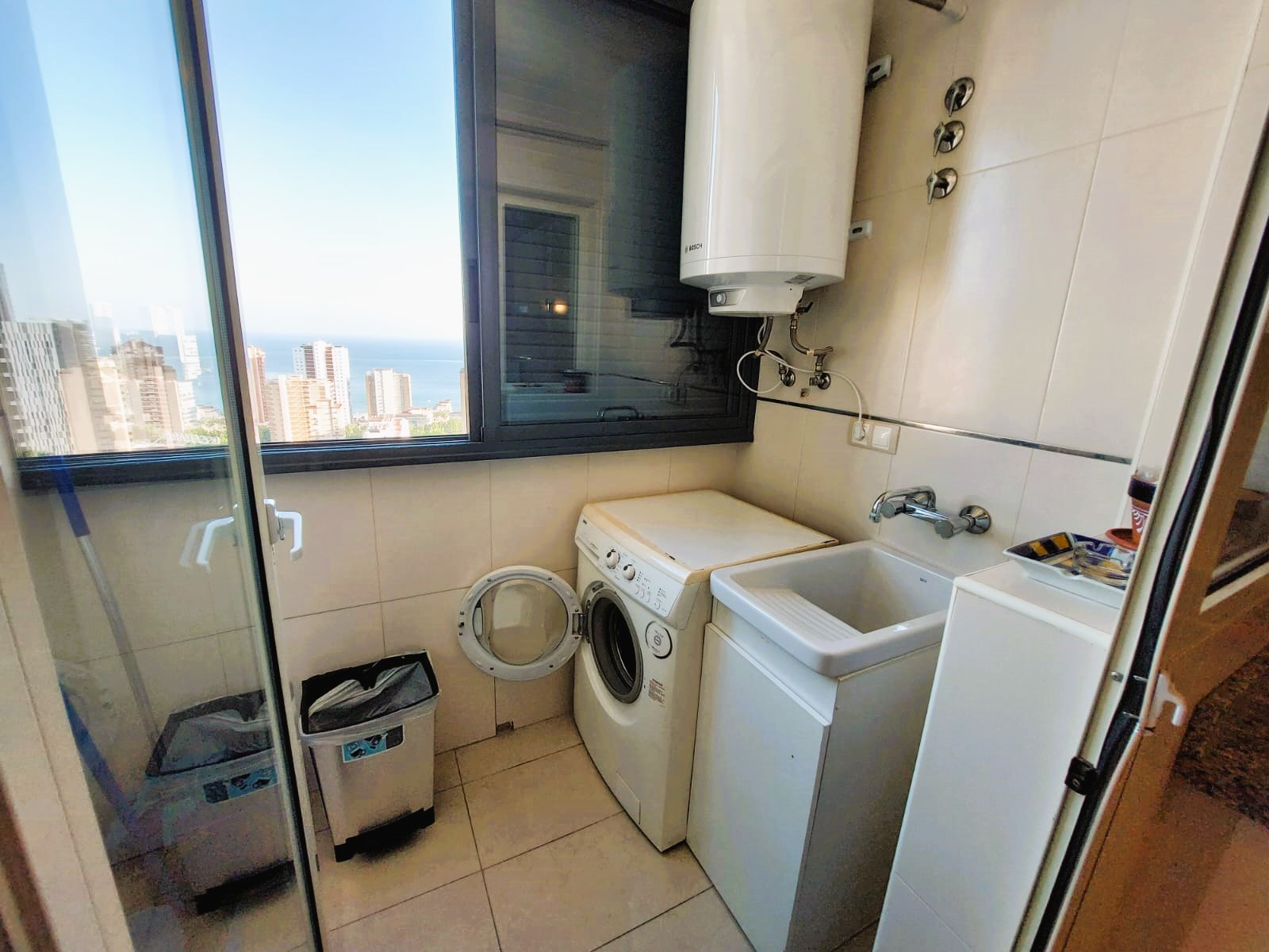 Apartamento con vistas al mar en  Benidorm, a 3 minutos de la playa.