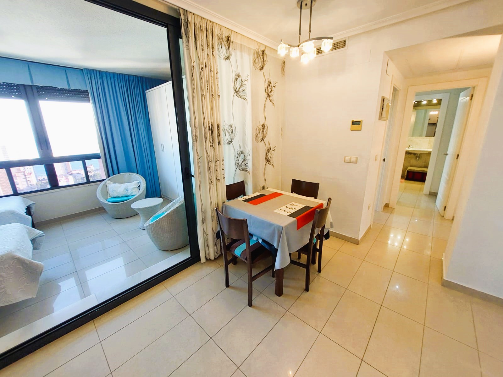 Apartamento con vistas al mar en  Benidorm, a 3 minutos de la playa.