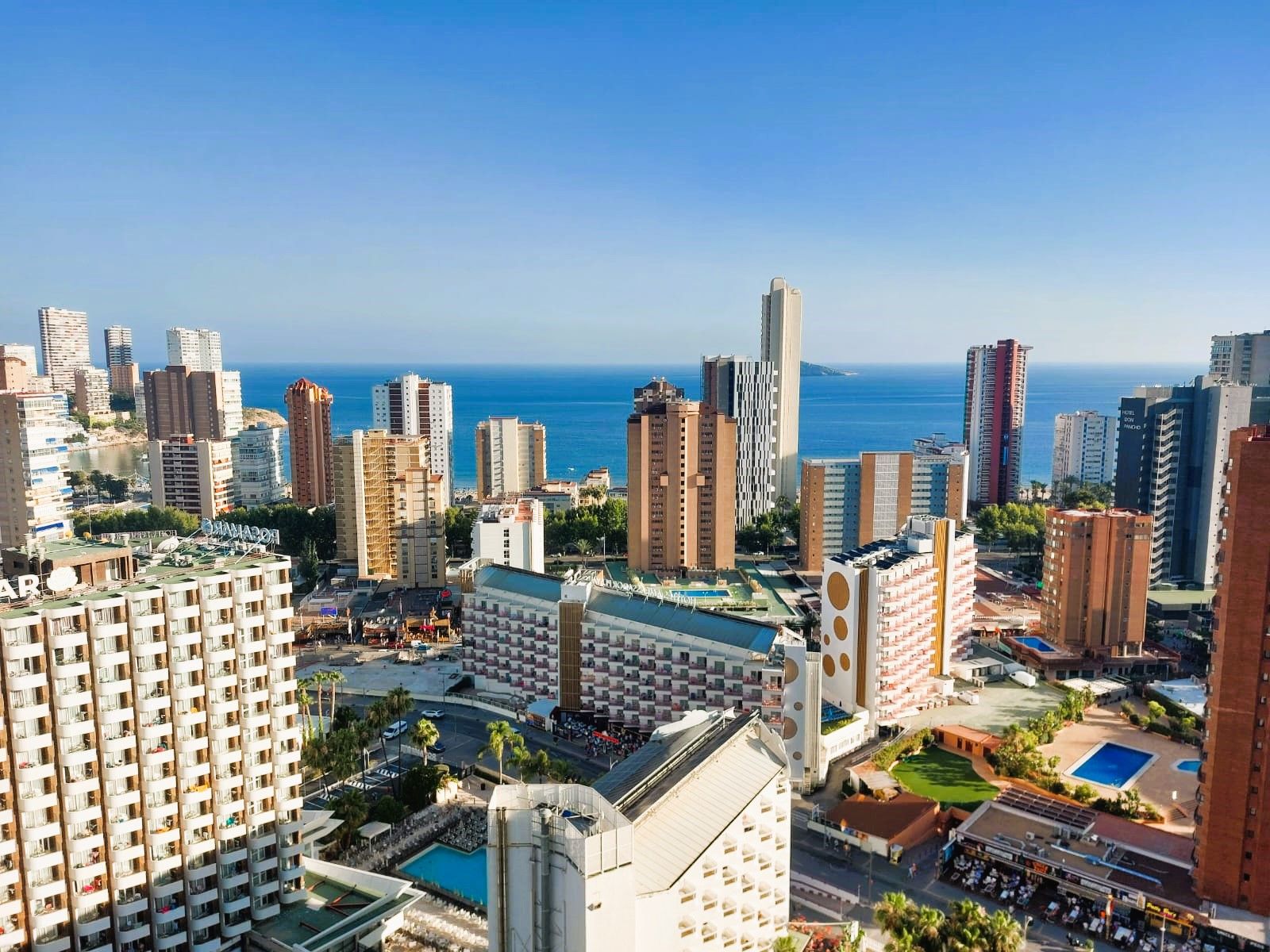Apartamento con vistas al mar en  Benidorm, a 3 minutos de la playa.