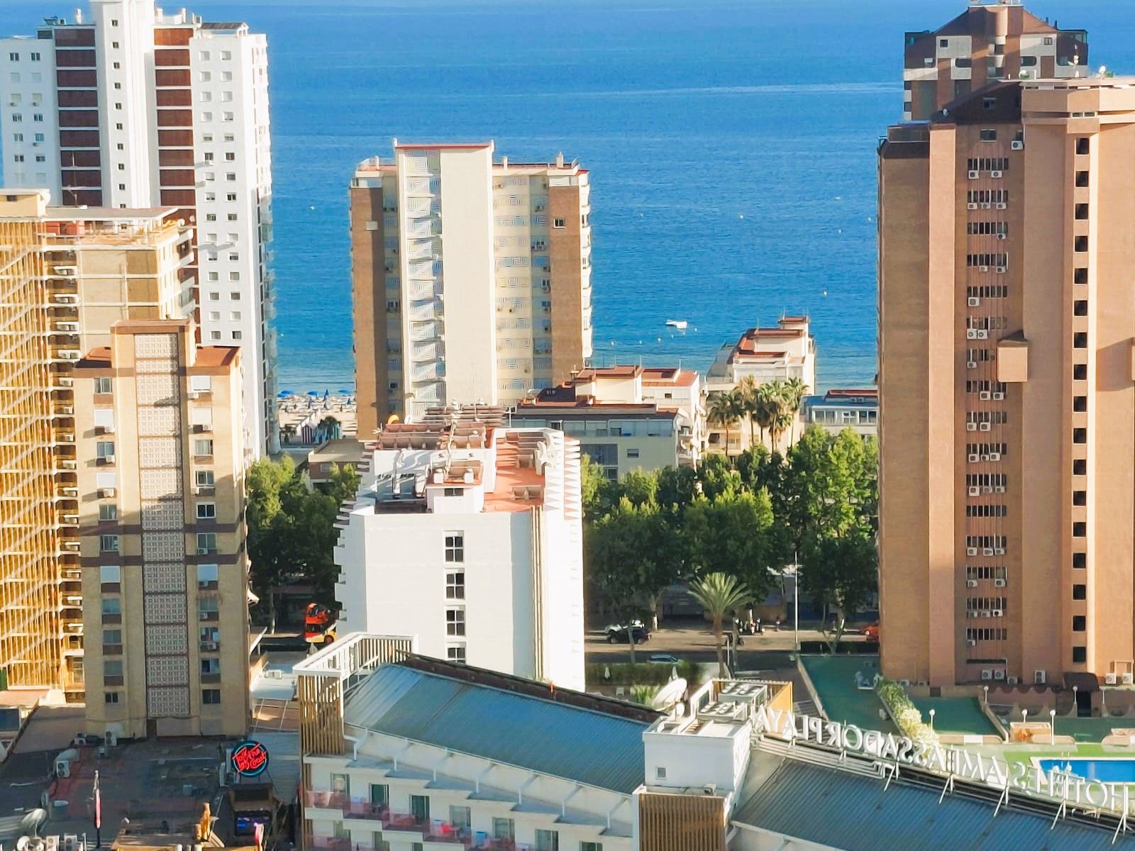 Apartamento con vistas al mar en  Benidorm, a 3 minutos de la playa.