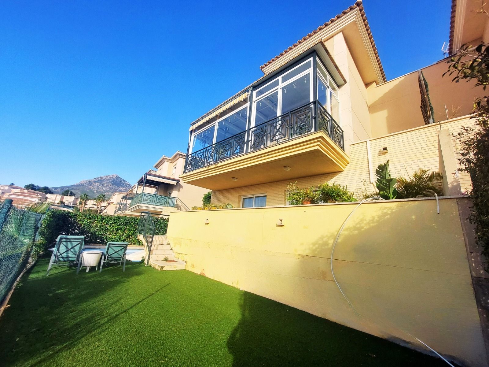 ¡Villa en La Nucía con vistas panorámicas!