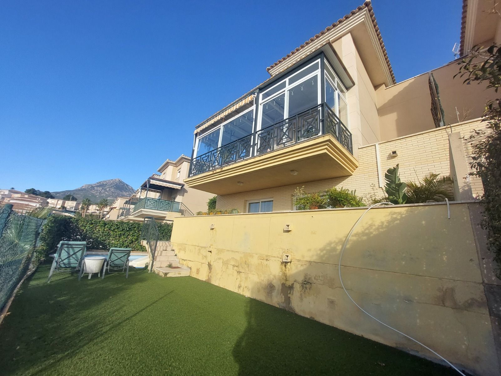 ¡Villa en La Nucía con vistas panorámicas!