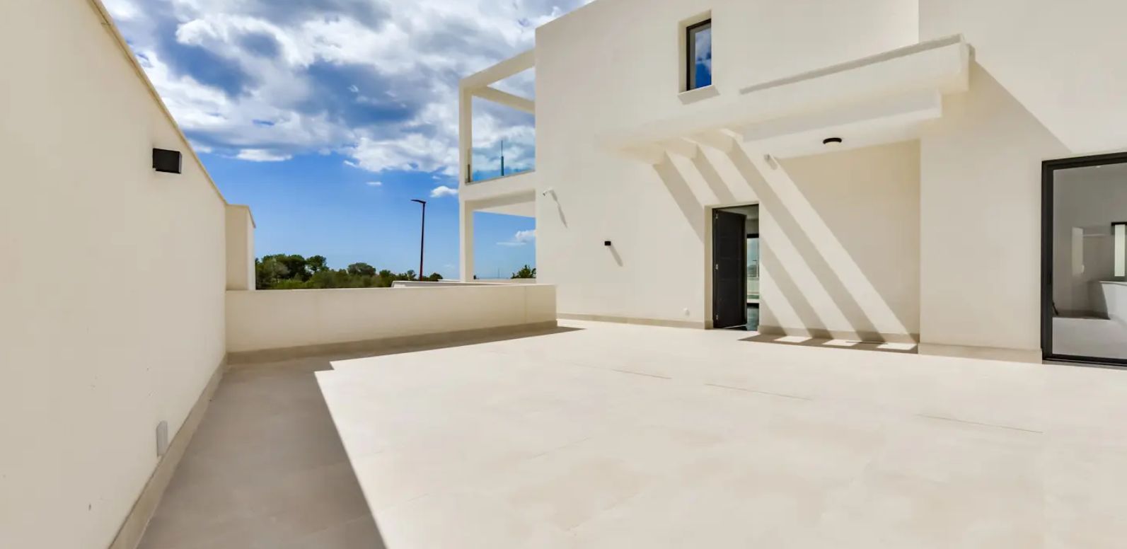 Villa independiente con vistas al mar y rodeada de pintorescos paisajes montañosos.