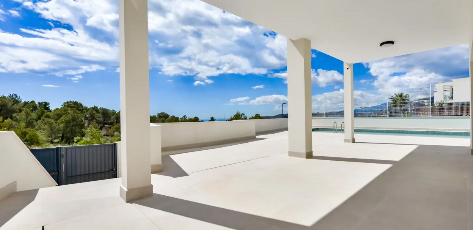 Villa independiente con vistas al mar y rodeada de pintorescos paisajes montañosos.