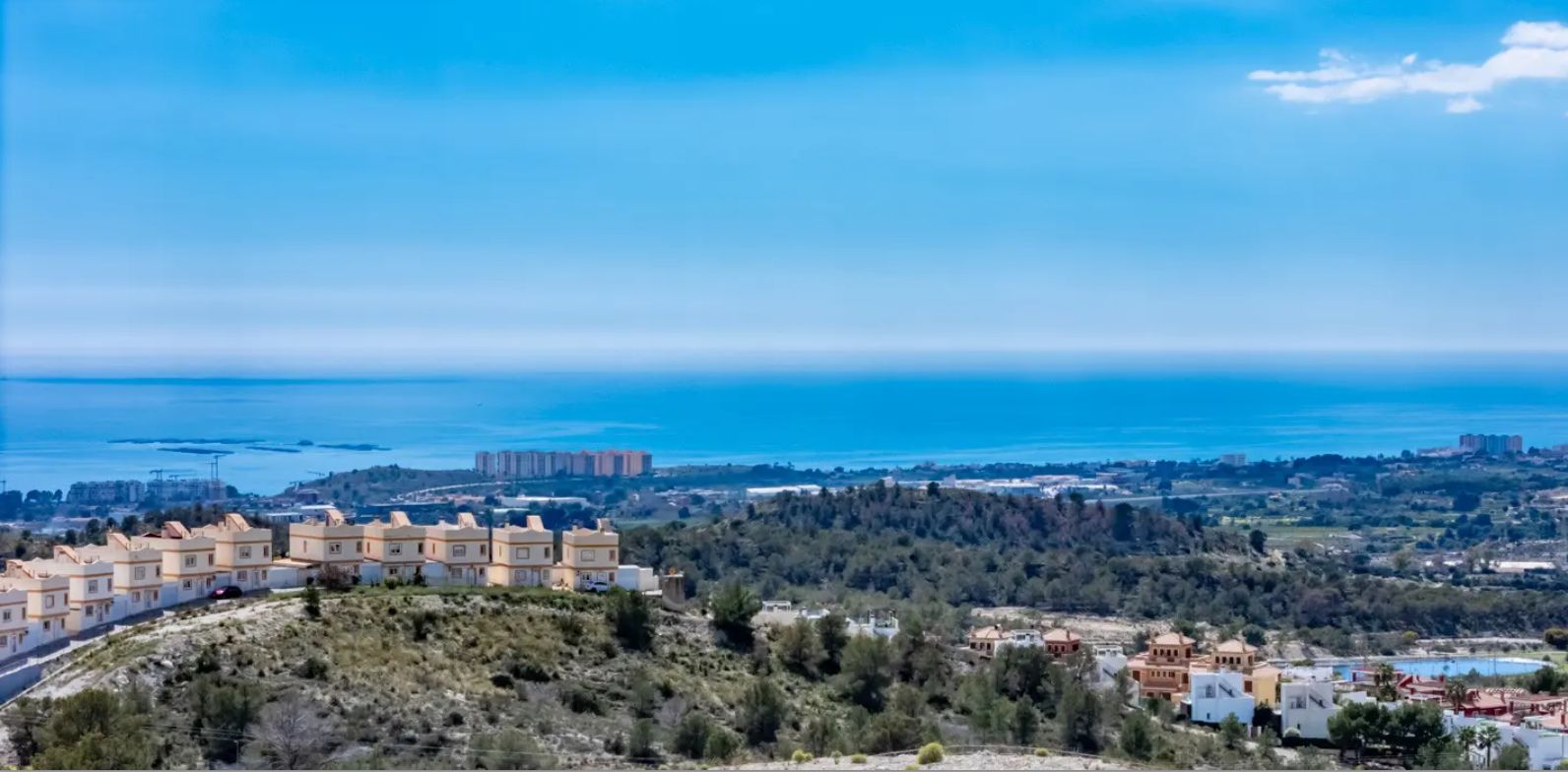 Villa independiente con vistas al mar y rodeada de pintorescos paisajes montañosos.