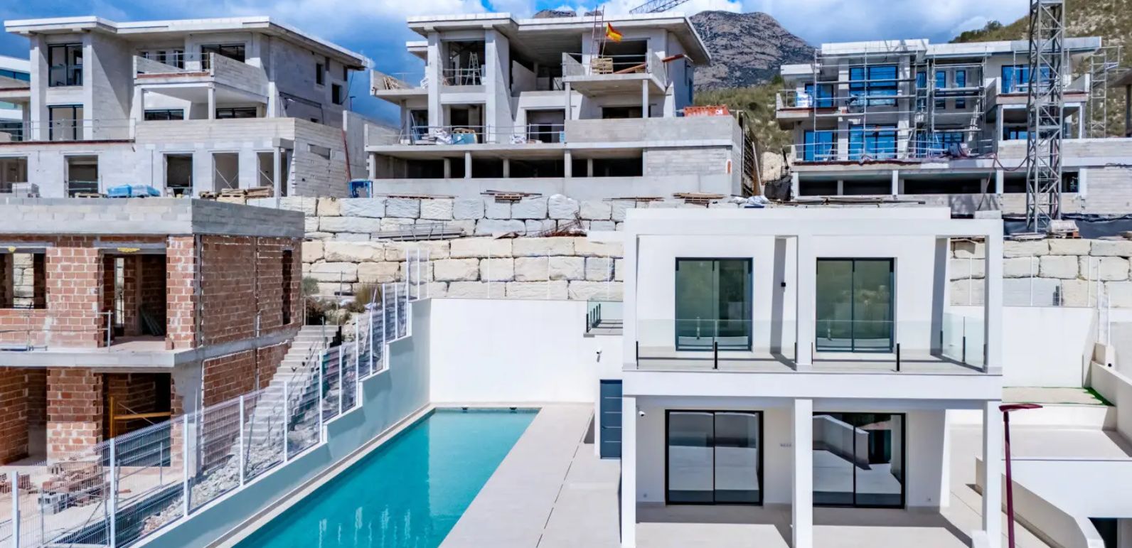 Villa independiente con vistas al mar y rodeada de pintorescos paisajes montañosos.