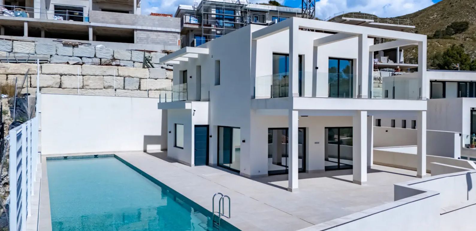 Villa independiente con vistas al mar y rodeada de pintorescos paisajes montañosos.