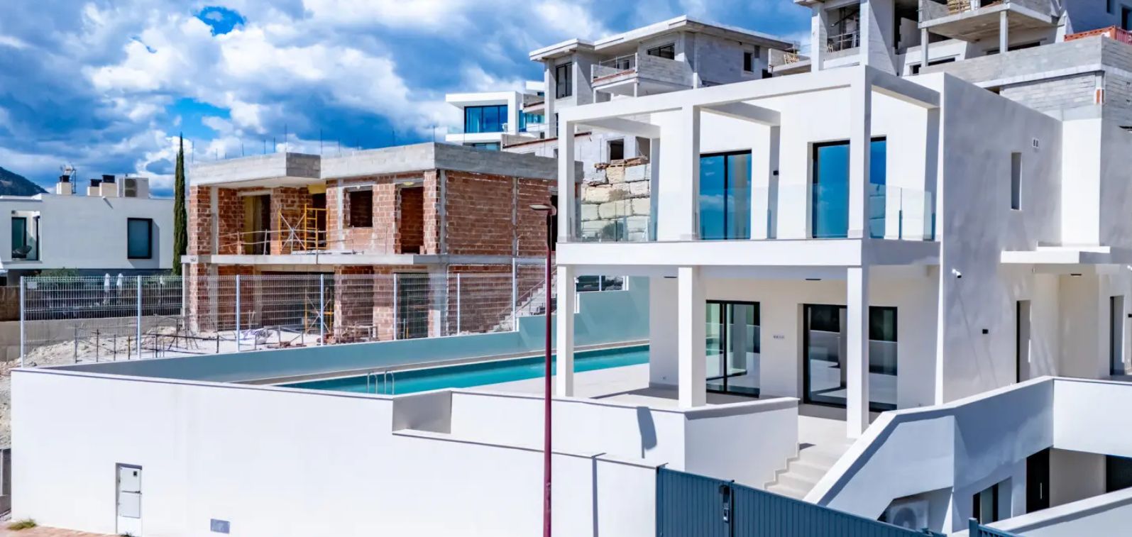 Villa independiente con vistas al mar y rodeada de pintorescos paisajes montañosos.