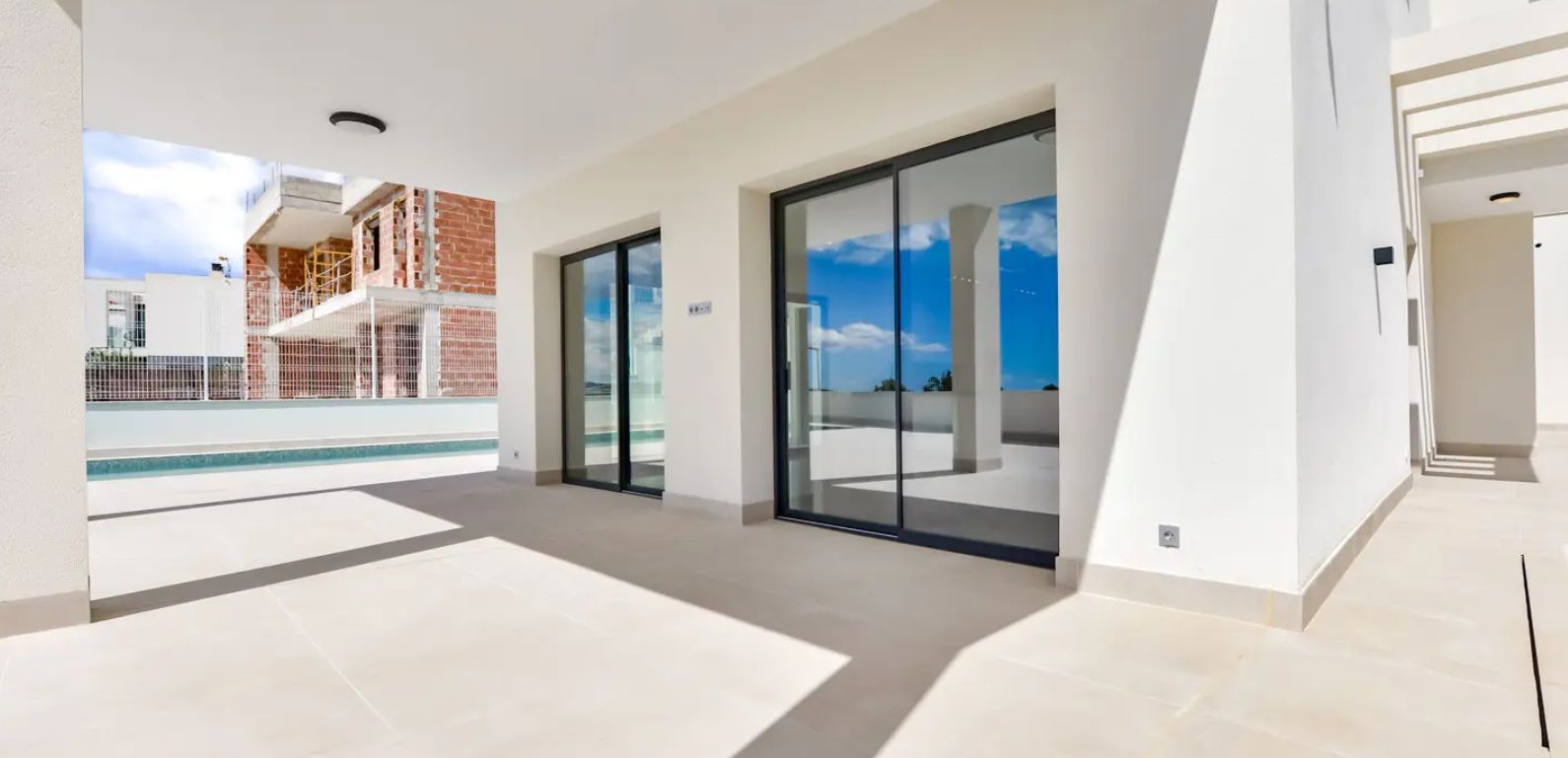 Villa independiente con vistas al mar y rodeada de pintorescos paisajes montañosos.