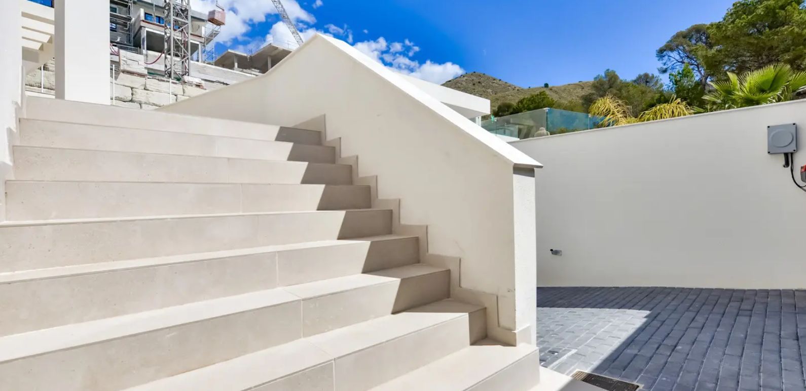 Villa independiente con vistas al mar y rodeada de pintorescos paisajes montañosos.