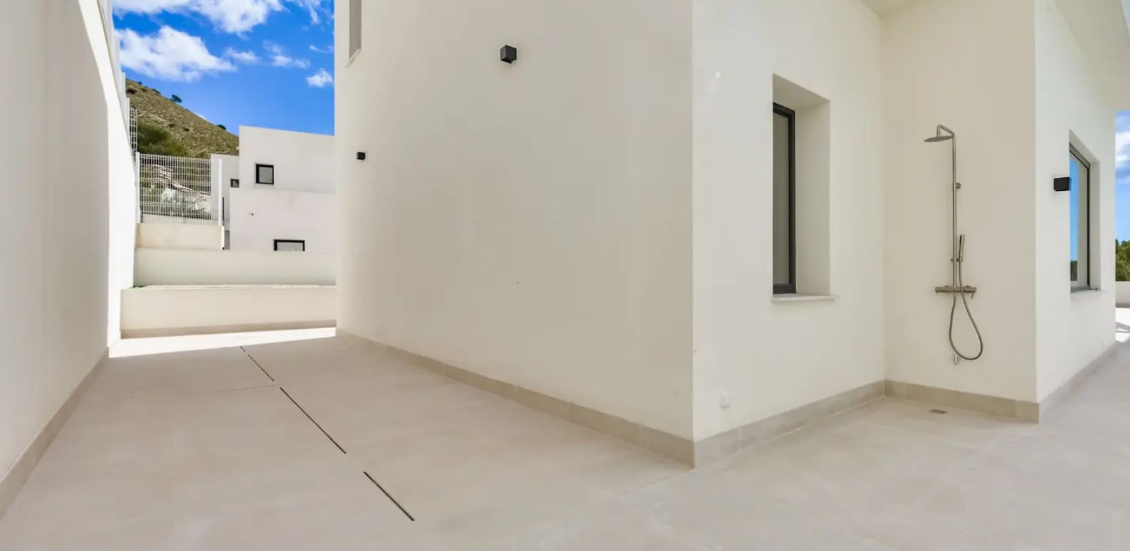 Villa independiente con vistas al mar y rodeada de pintorescos paisajes montañosos.
