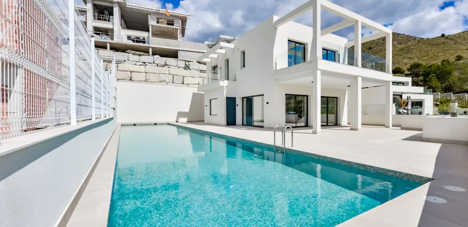 Villa independiente con vistas al mar y rodeada de pintorescos paisajes montañosos.