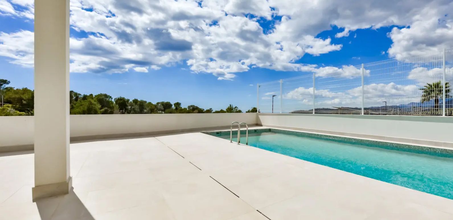 Villa independiente con vistas al mar y rodeada de pintorescos paisajes montañosos.