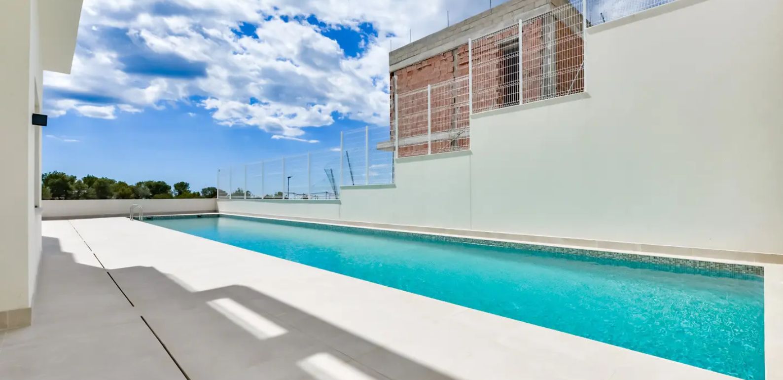 Villa independiente con vistas al mar y rodeada de pintorescos paisajes montañosos.
