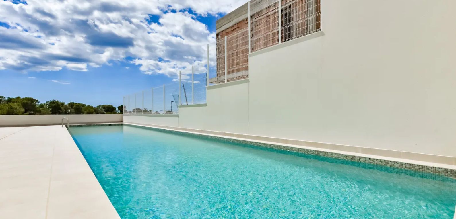 Villa independiente con vistas al mar y rodeada de pintorescos paisajes montañosos.