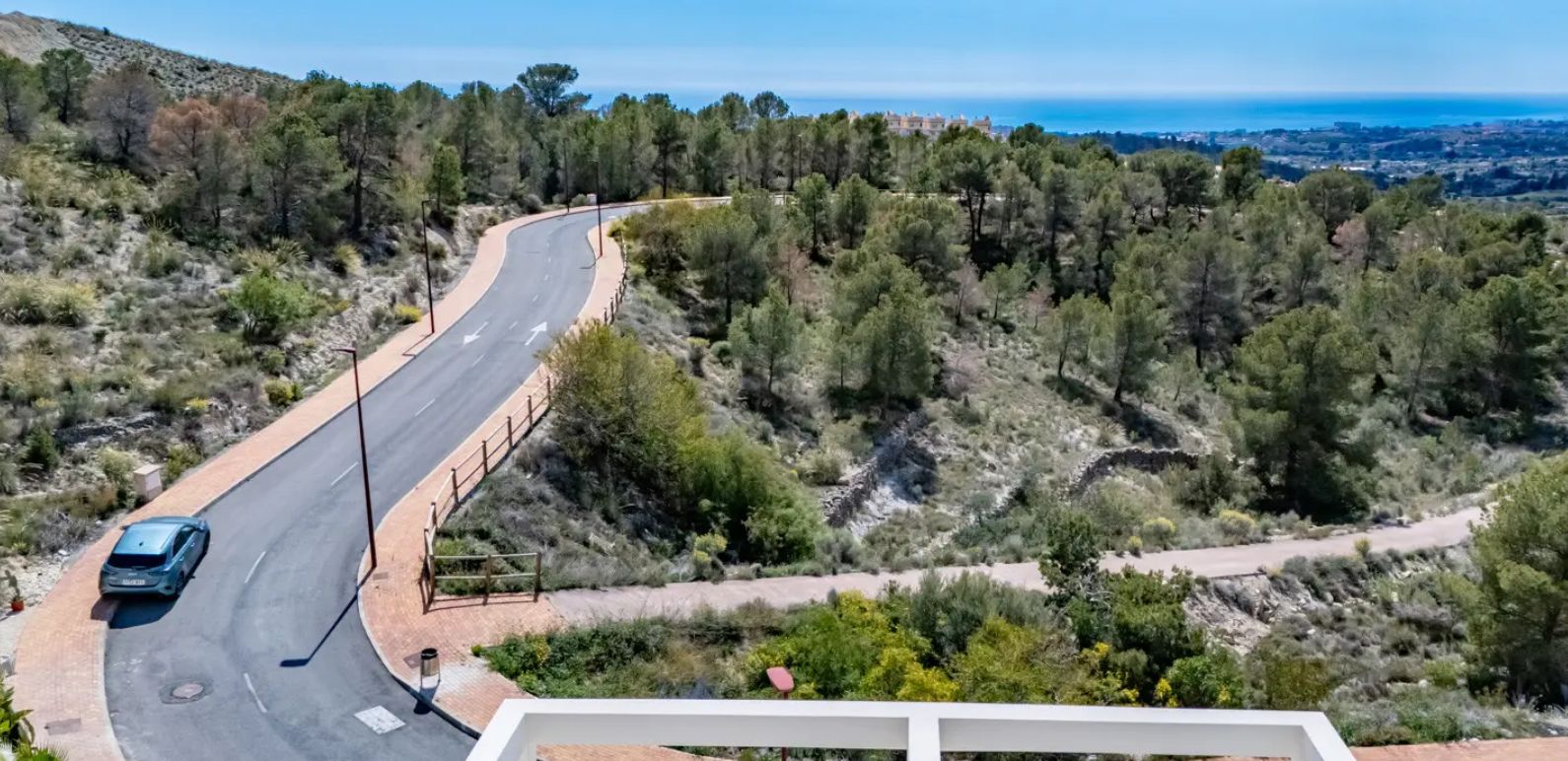 Villa independiente con vistas al mar y rodeada de pintorescos paisajes montañosos.