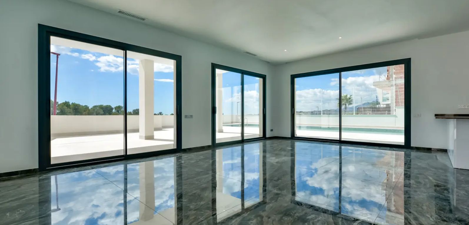 Villa independiente con vistas al mar y rodeada de pintorescos paisajes montañosos.