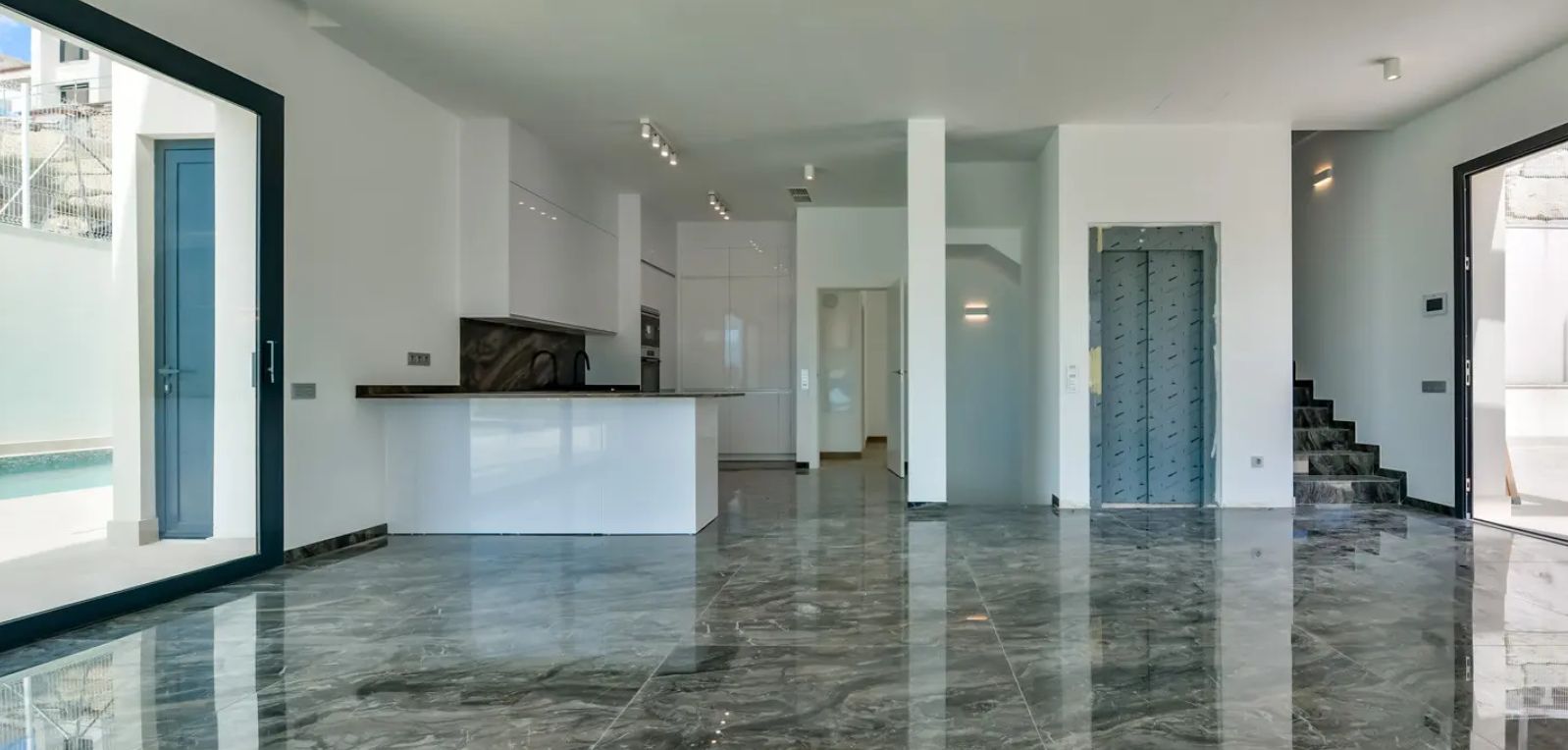 Villa independiente con vistas al mar y rodeada de pintorescos paisajes montañosos.