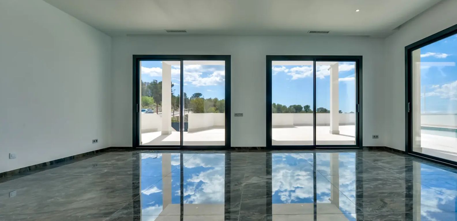Villa independiente con vistas al mar y rodeada de pintorescos paisajes montañosos.