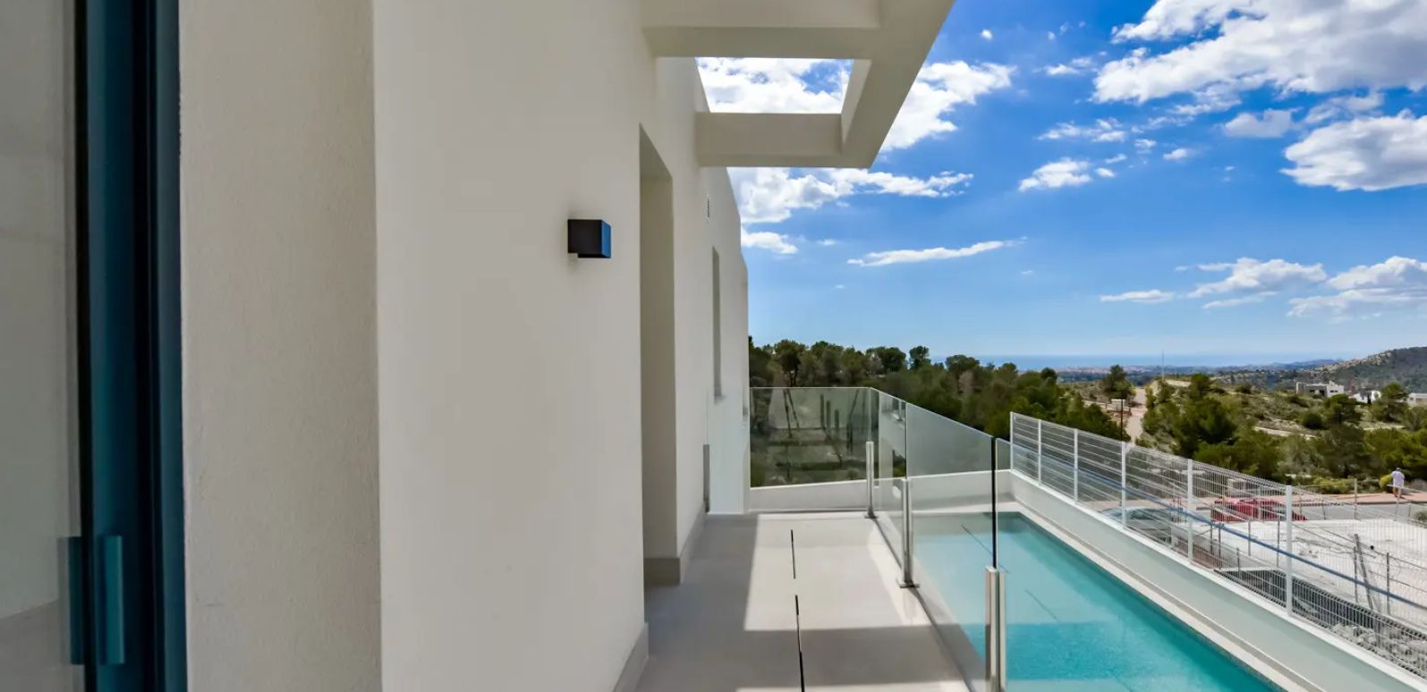 Villa independiente con vistas al mar y rodeada de pintorescos paisajes montañosos.