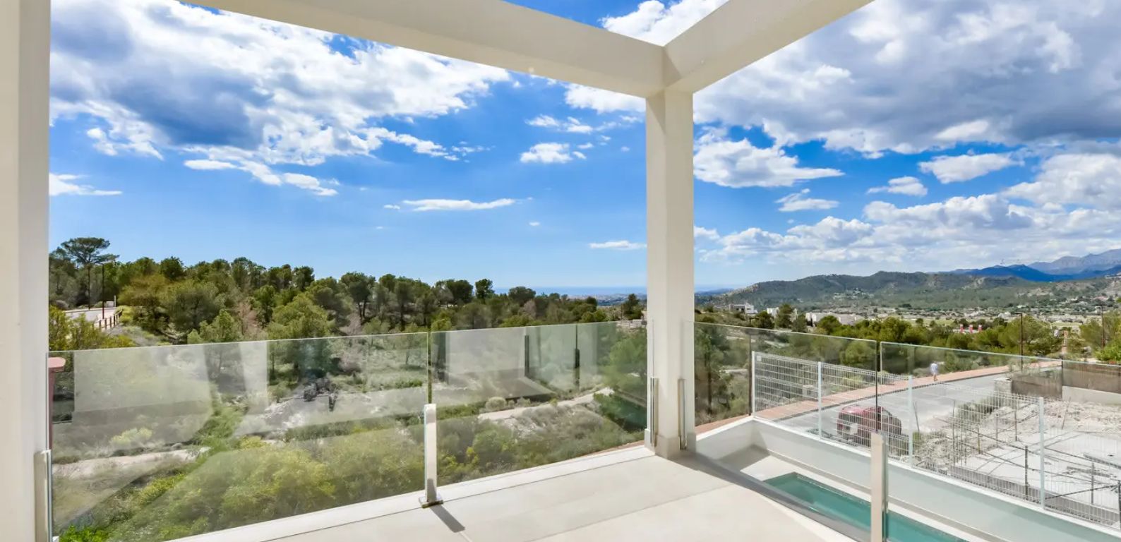 Villa independiente con vistas al mar y rodeada de pintorescos paisajes montañosos.