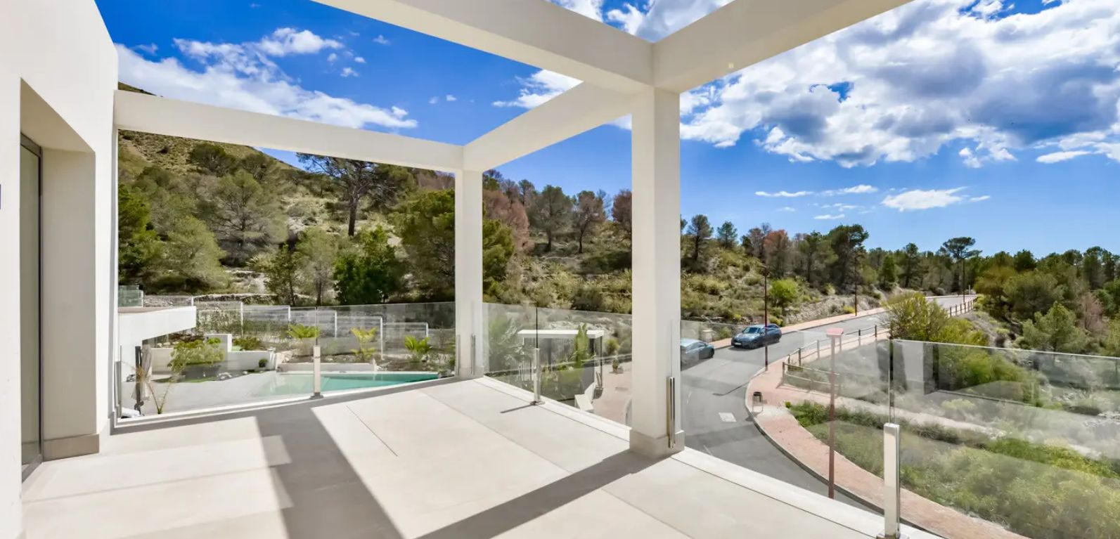 Villa independiente con vistas al mar y rodeada de pintorescos paisajes montañosos.