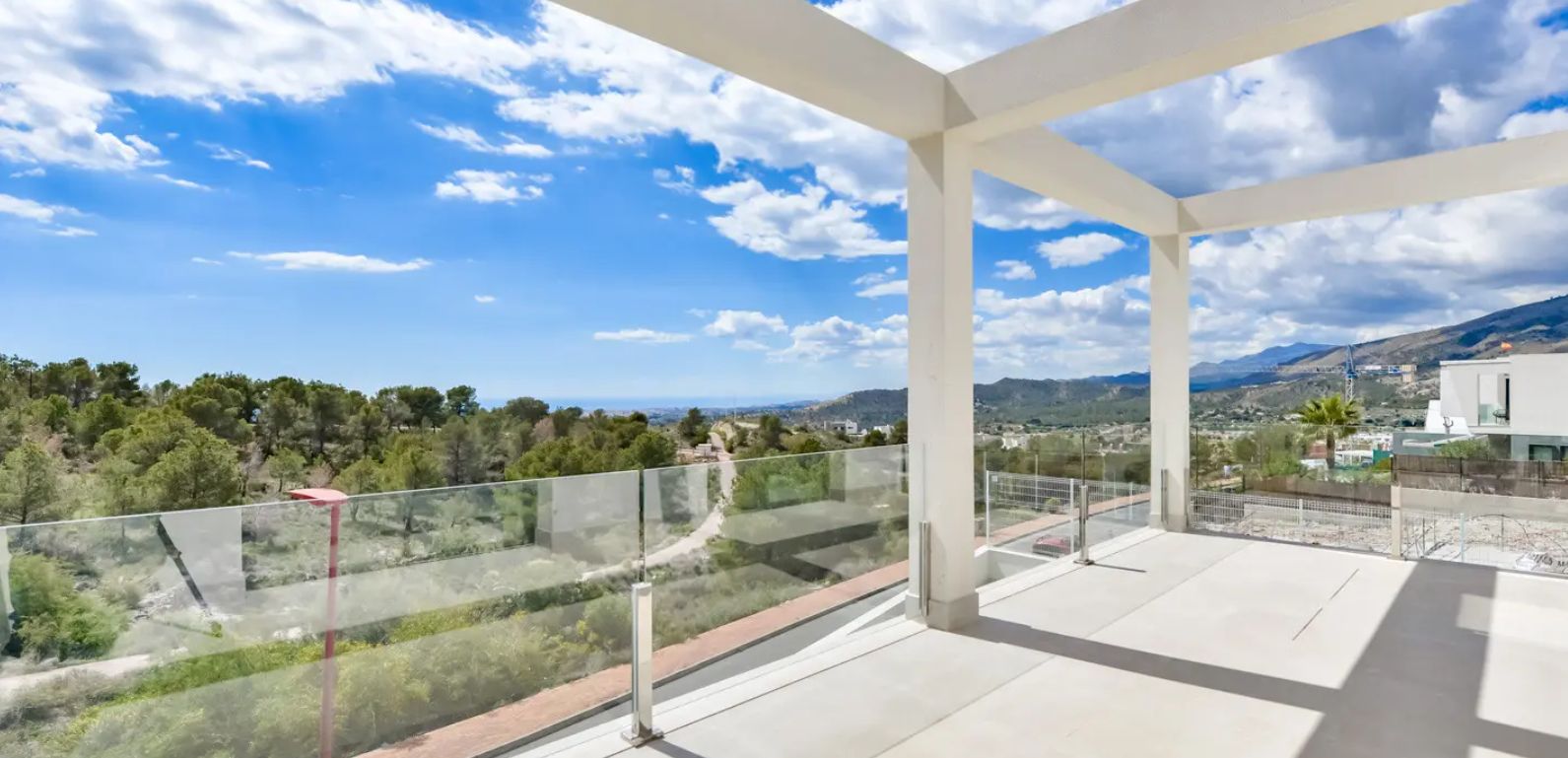 Villa independiente con vistas al mar y rodeada de pintorescos paisajes montañosos.