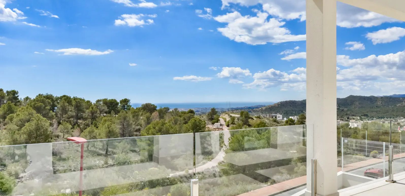 Villa independiente con vistas al mar y rodeada de pintorescos paisajes montañosos.