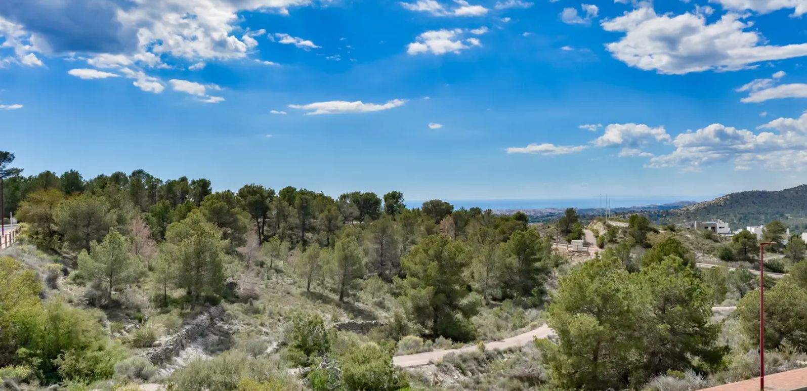 Villa independiente con vistas al mar y rodeada de pintorescos paisajes montañosos.