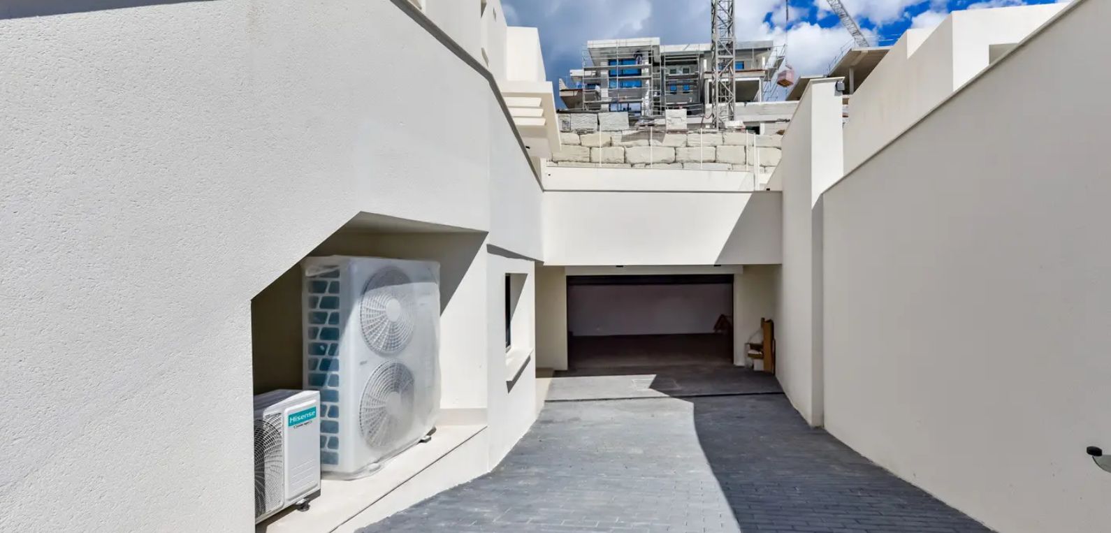 Villa independiente con vistas al mar y rodeada de pintorescos paisajes montañosos.