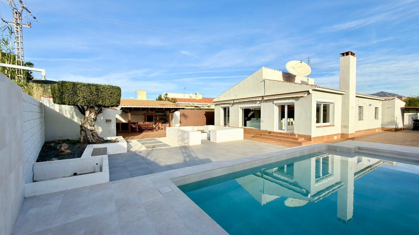 Moderne Villa auf einer Ebene, in der Nähe des Strandes von Campello