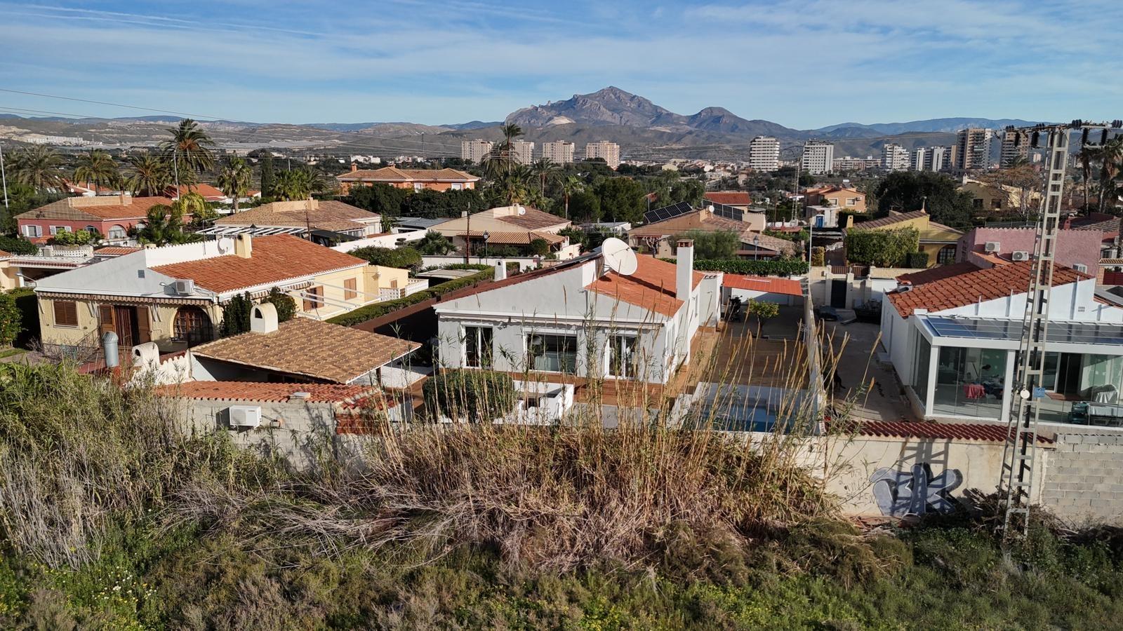 Moderne Villa auf einer Ebene, in der Nähe des Strandes von Campello