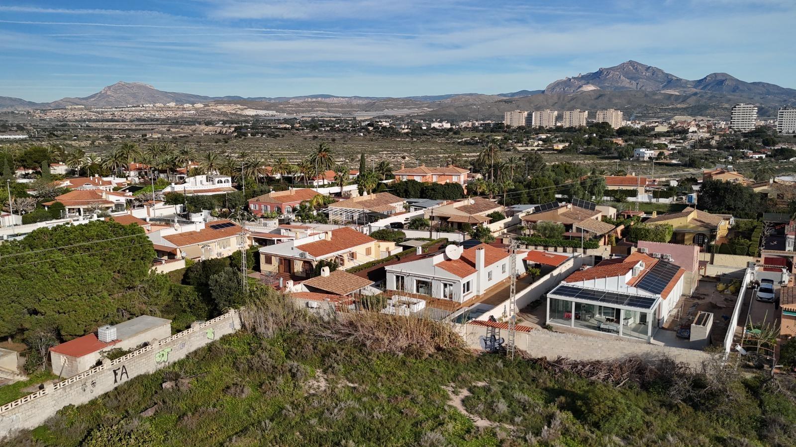 Moderne Villa auf einer Ebene, in der Nähe des Strandes von Campello
