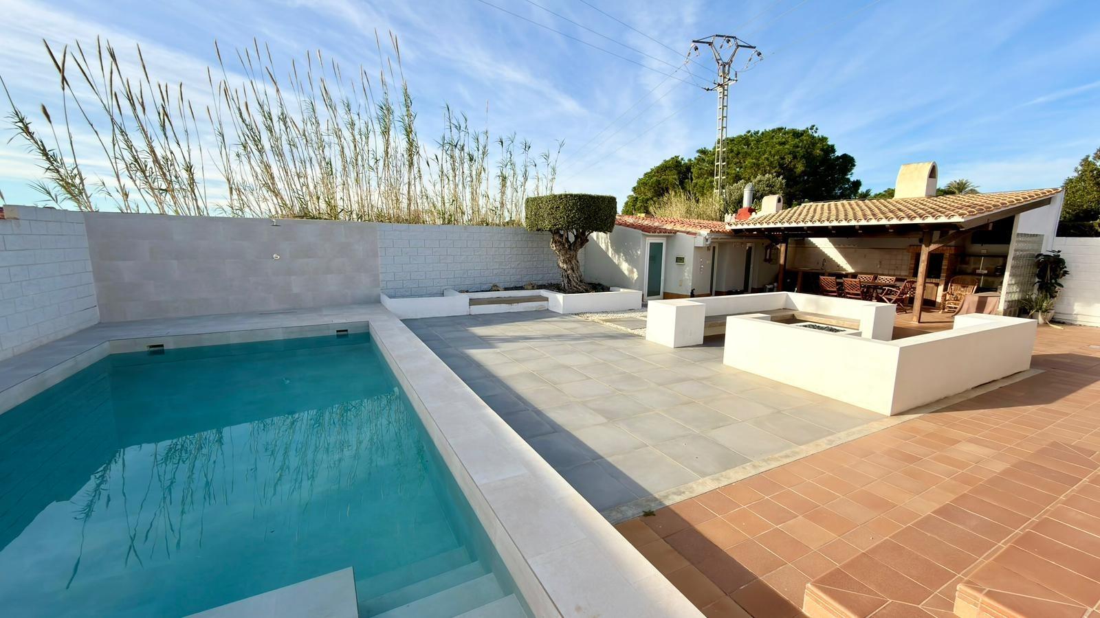 Moderne Villa auf einer Ebene, in der Nähe des Strandes von Campello