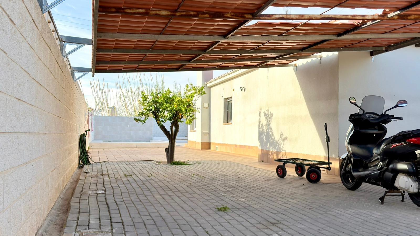 Moderne Villa auf einer Ebene, in der Nähe des Strandes von Campello