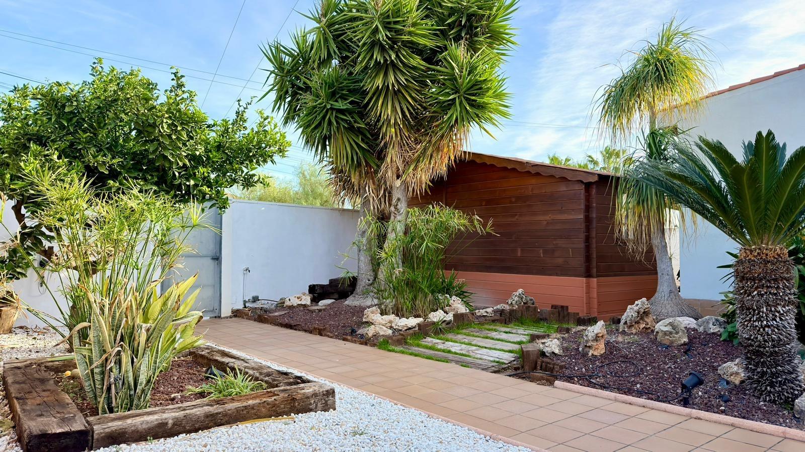 Moderne Villa auf einer Ebene, in der Nähe des Strandes von Campello