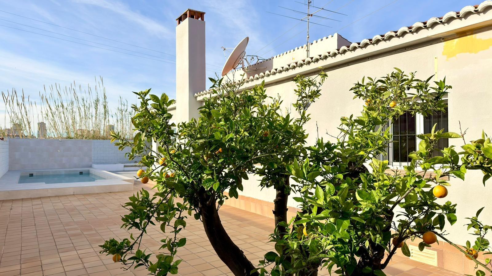 Moderne Villa auf einer Ebene, in der Nähe des Strandes von Campello