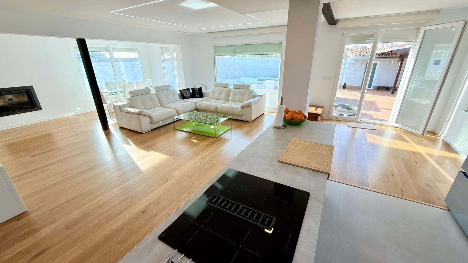 Moderne Villa auf einer Ebene, in der Nähe des Strandes von Campello