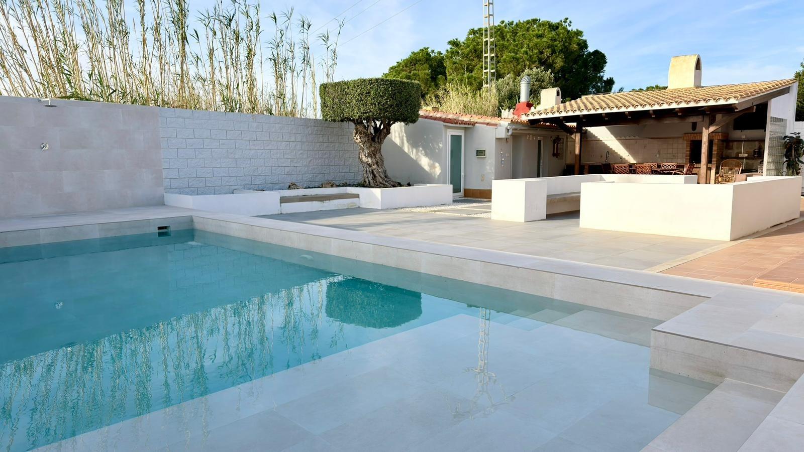 Moderne Villa auf einer Ebene, in der Nähe des Strandes von Campello