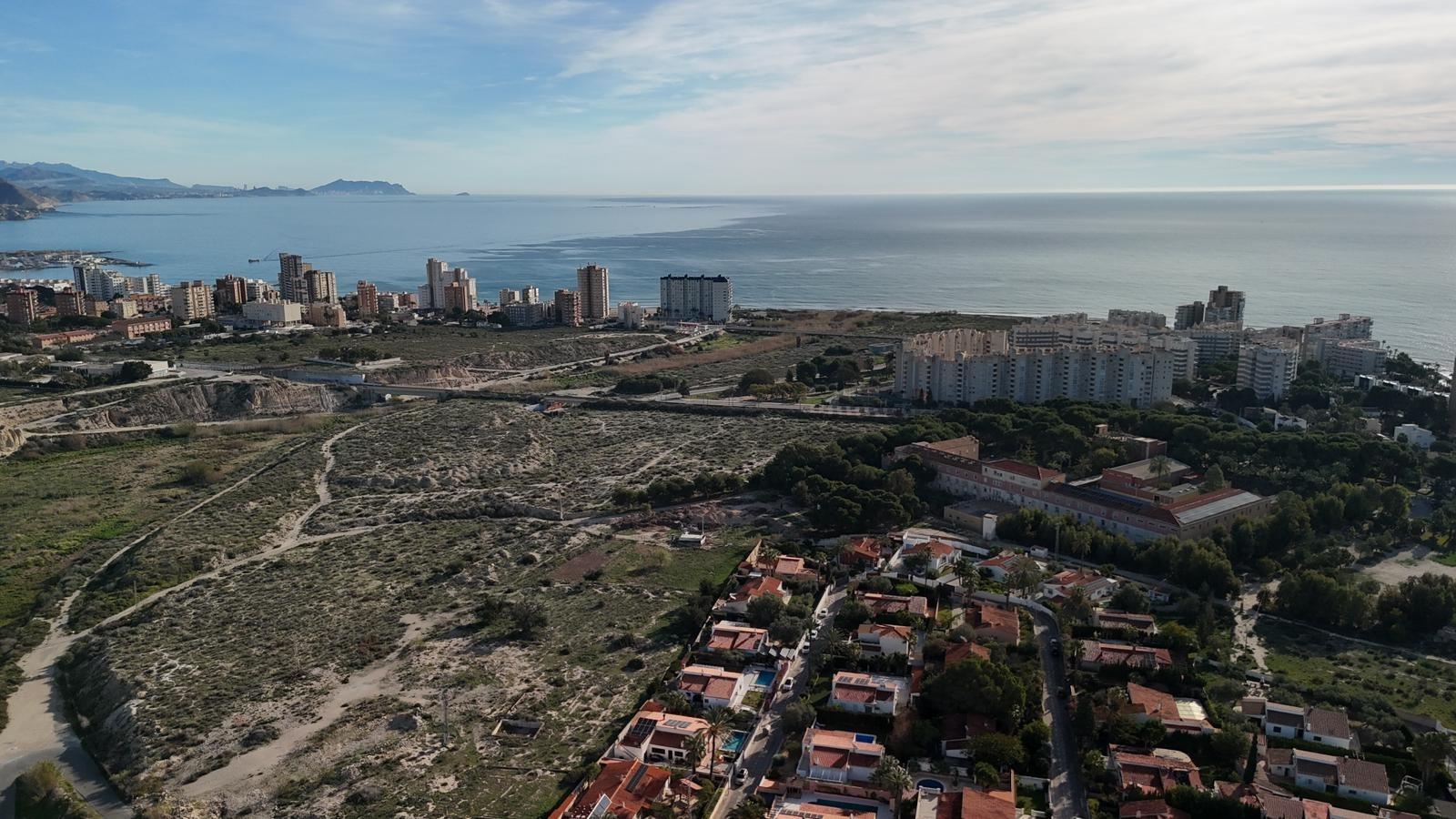 Moderne Villa auf einer Ebene, in der Nähe des Strandes von Campello