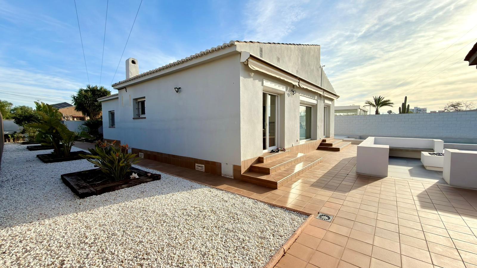 Moderne Villa auf einer Ebene, in der Nähe des Strandes von Campello
