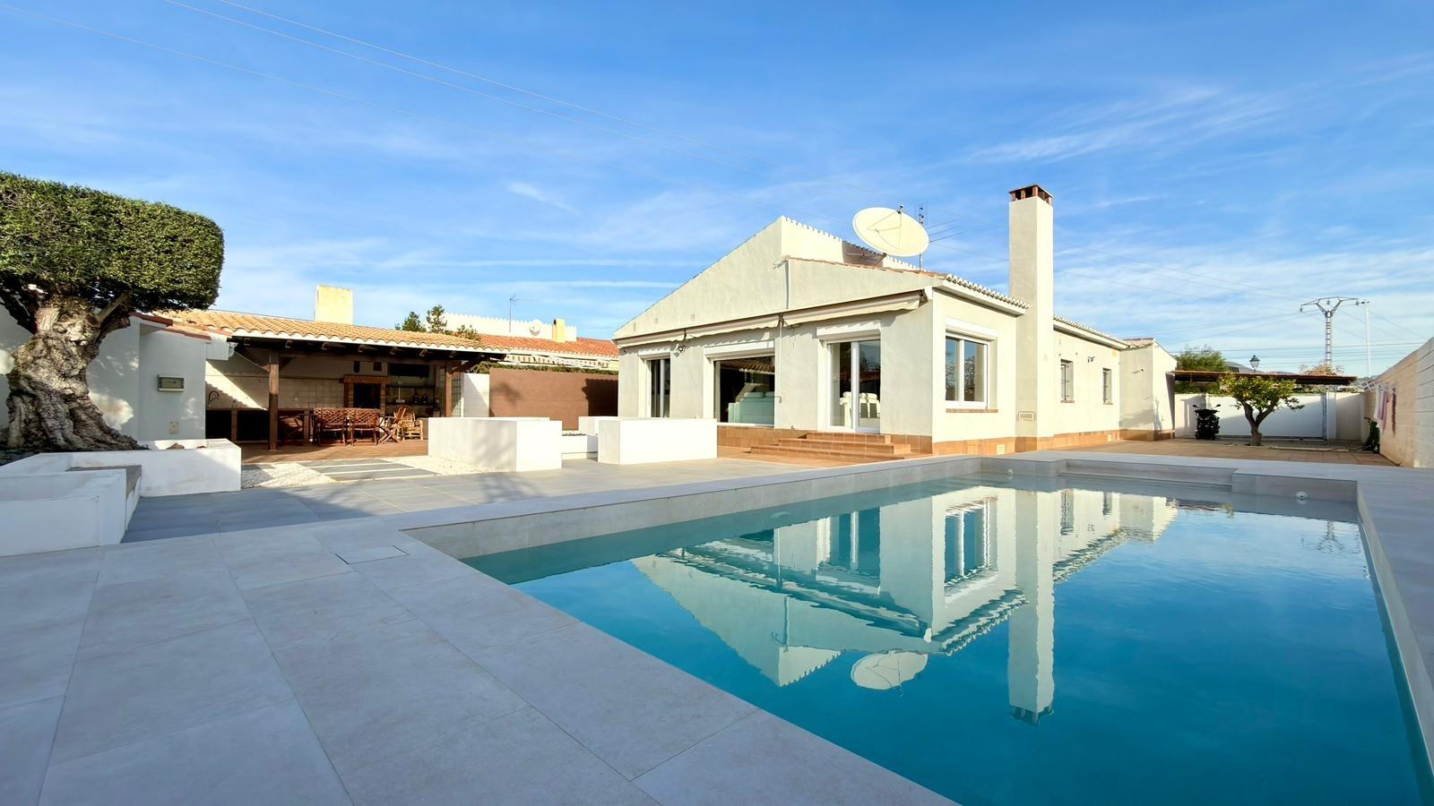 Moderne Villa auf einer Ebene, in der Nähe des Strandes von Campello