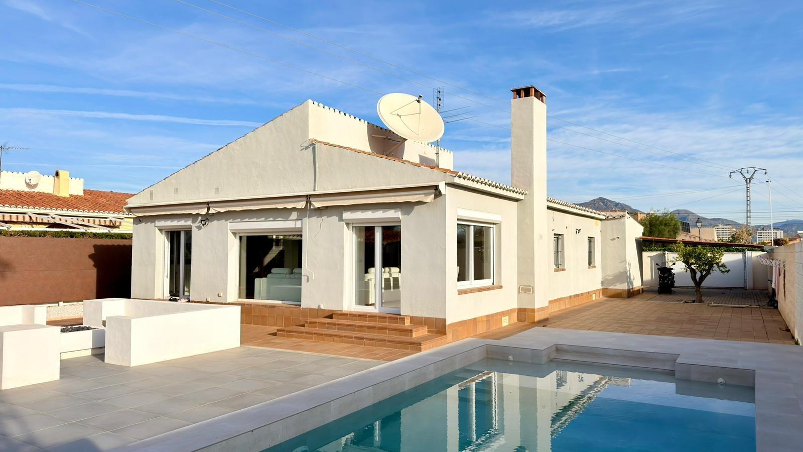 Moderne Villa auf einer Ebene, in der Nähe des Strandes von Campello