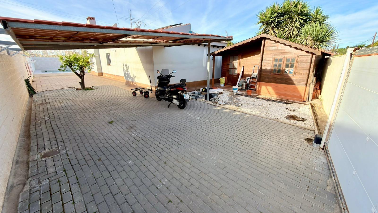 Moderne Villa auf einer Ebene, in der Nähe des Strandes von Campello