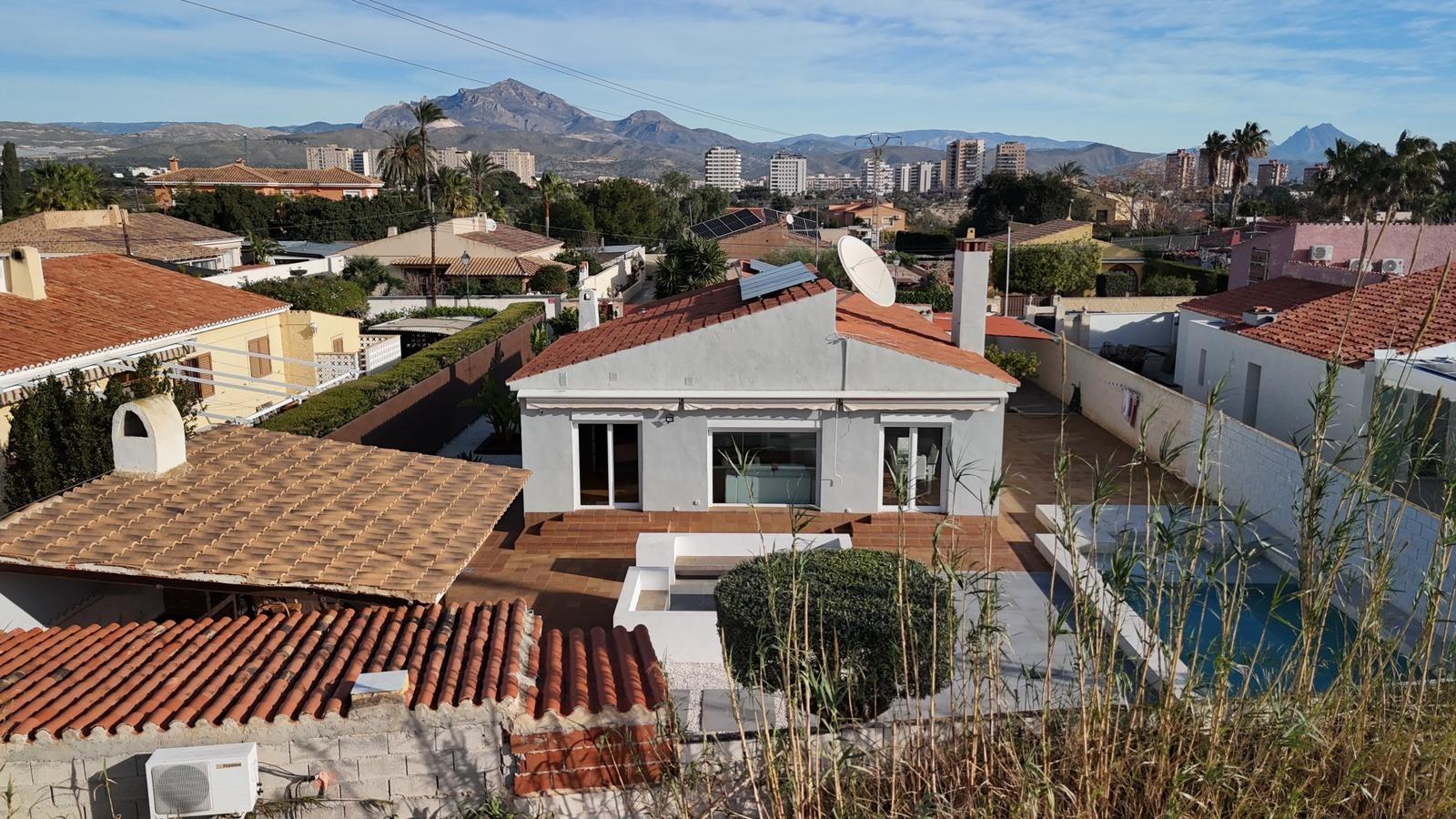 Moderne Villa auf einer Ebene, in der Nähe des Strandes von Campello